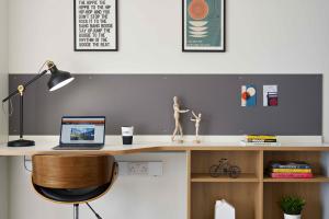 BRONZE ENSUITE PLUS DESK
